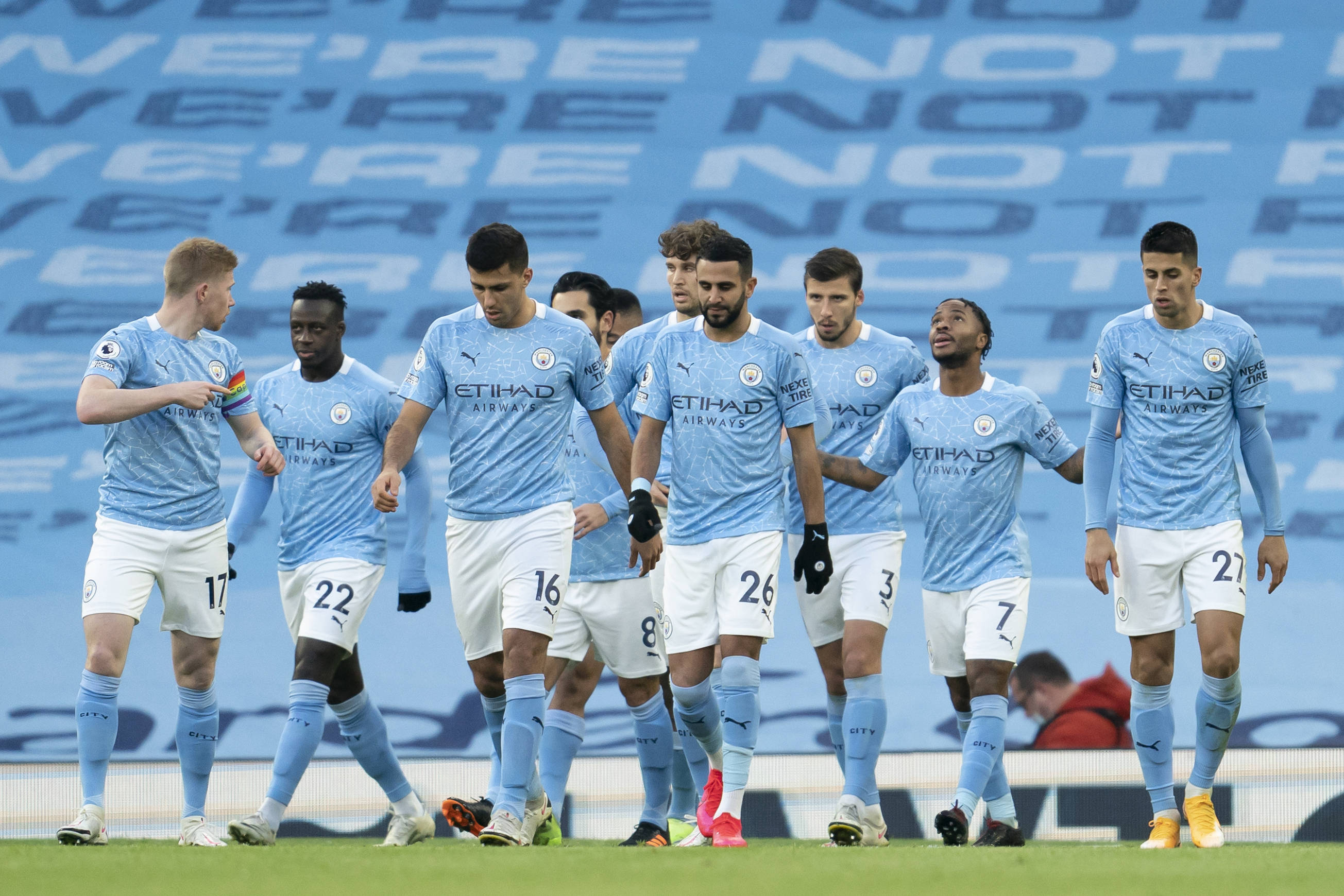 五人制足球速度与配合技巧解析（五人制足球中的速度运用与团队配合要诀）